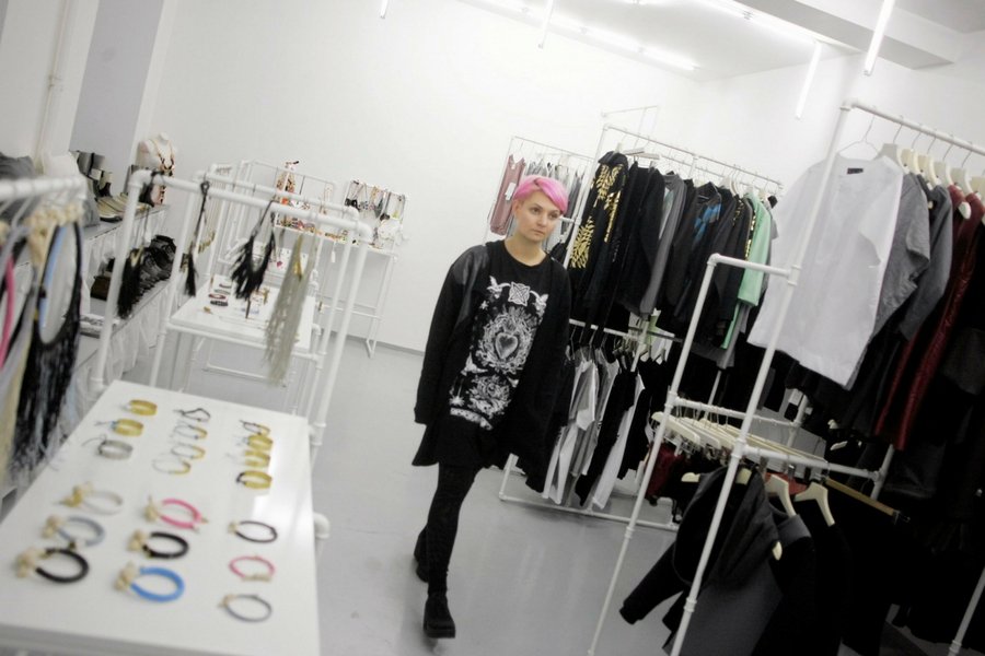 Zakaz siadania i opierania się nie jest formalny, ale bywa skutecznie egzekwowany.