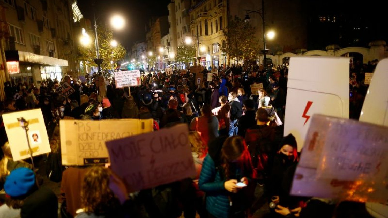 Na protestach trudno o zachowanie epidemicznych nakazów i zakazów.