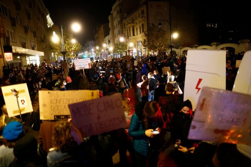 Na protestach trudno o zachowanie epidemicznych nakazów i zakazów.