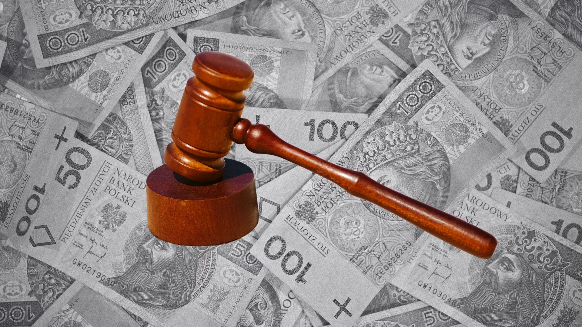 Młotek sędziego na tle banknotów ze złotówkami. Od dziś ważna zmiana dla podatników