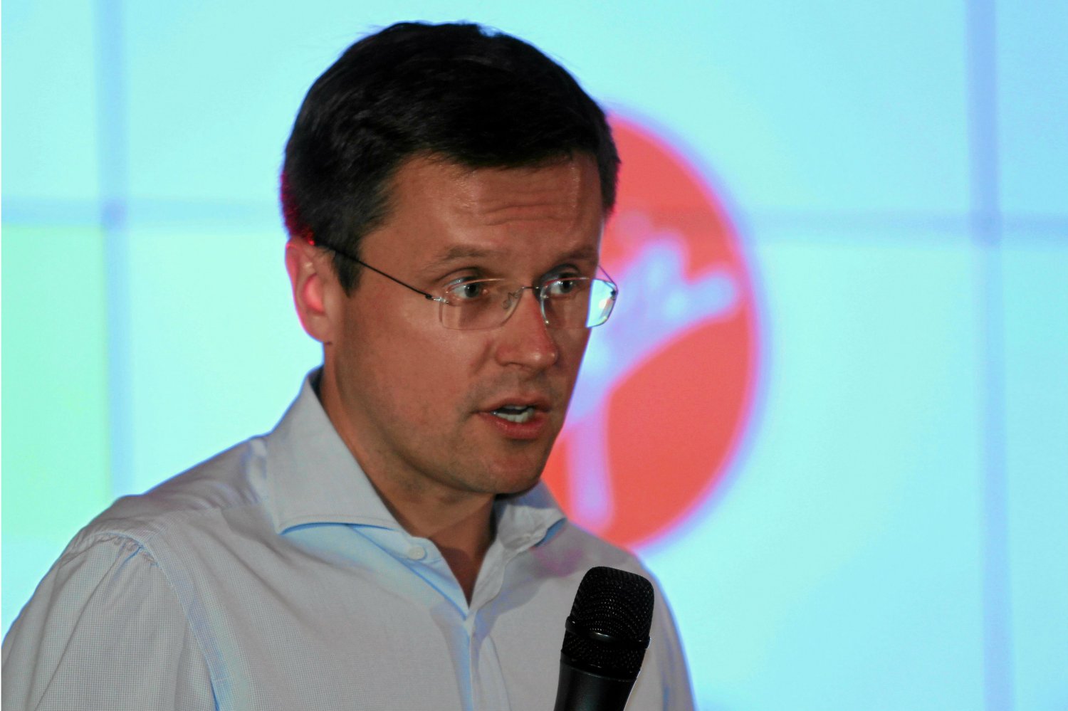 Mimo ogromnych mozliwości jakie pozostawił mu ojciec, postanowił iść własną drogą