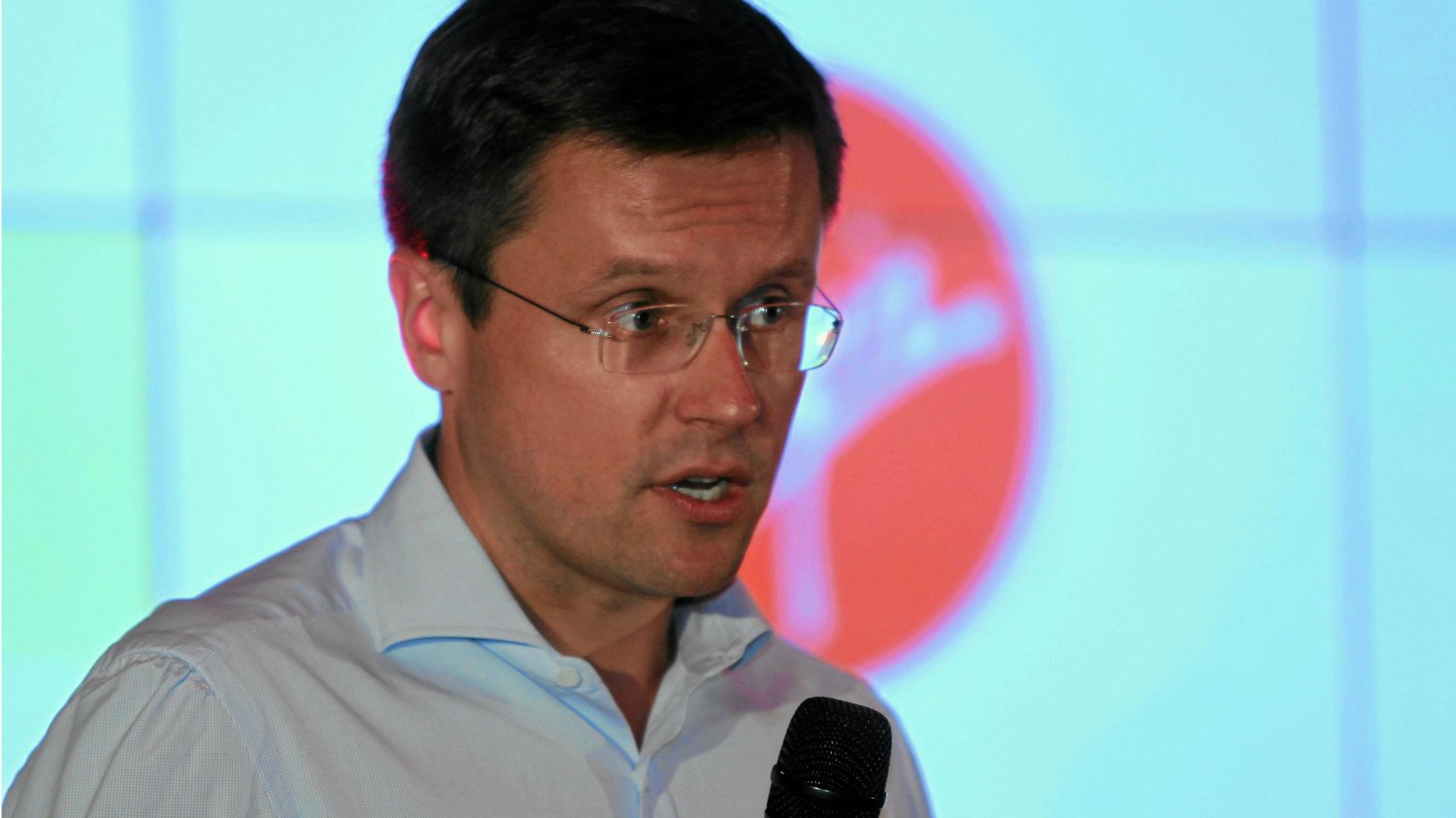 Mimo ogromnych mozliwości jakie pozostawił mu ojciec, postanowił iść własną drogą
