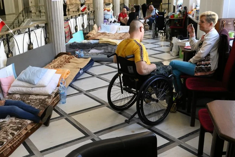 Niepełnosprawni mają otrzymać dodatek w wysokości 500 zł od września - zapowiada szef KPRM, Michał Dworczyk.