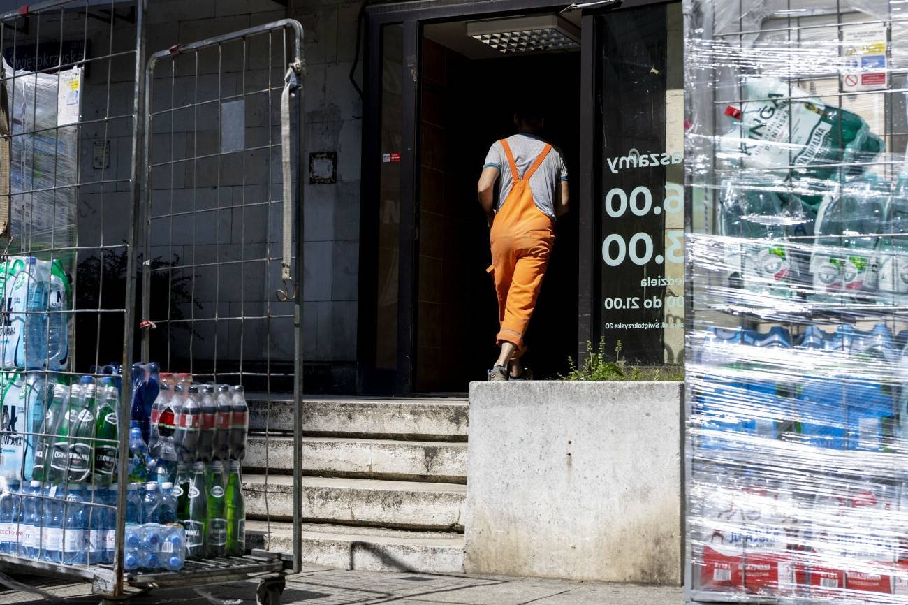 Pracownik w sklepie franczyzowym w mieście.