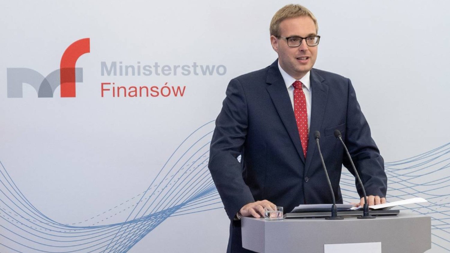 Wiceminister finansów Jan Sarnowski podczas konferencji dot. Polskiego Ładu.