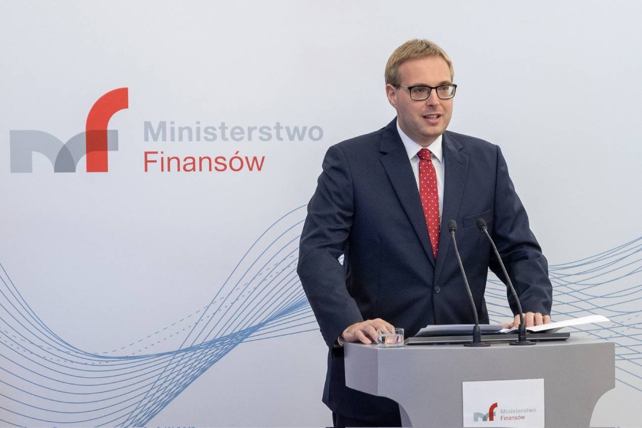 Wiceminister finansów Jan Sarnowski podczas konferencji dot. Polskiego Ładu.