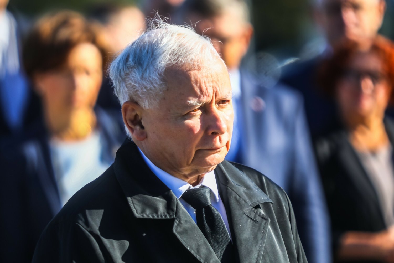 prezes PiS Jarosław Kaczyński nie patrzy w obiektyw