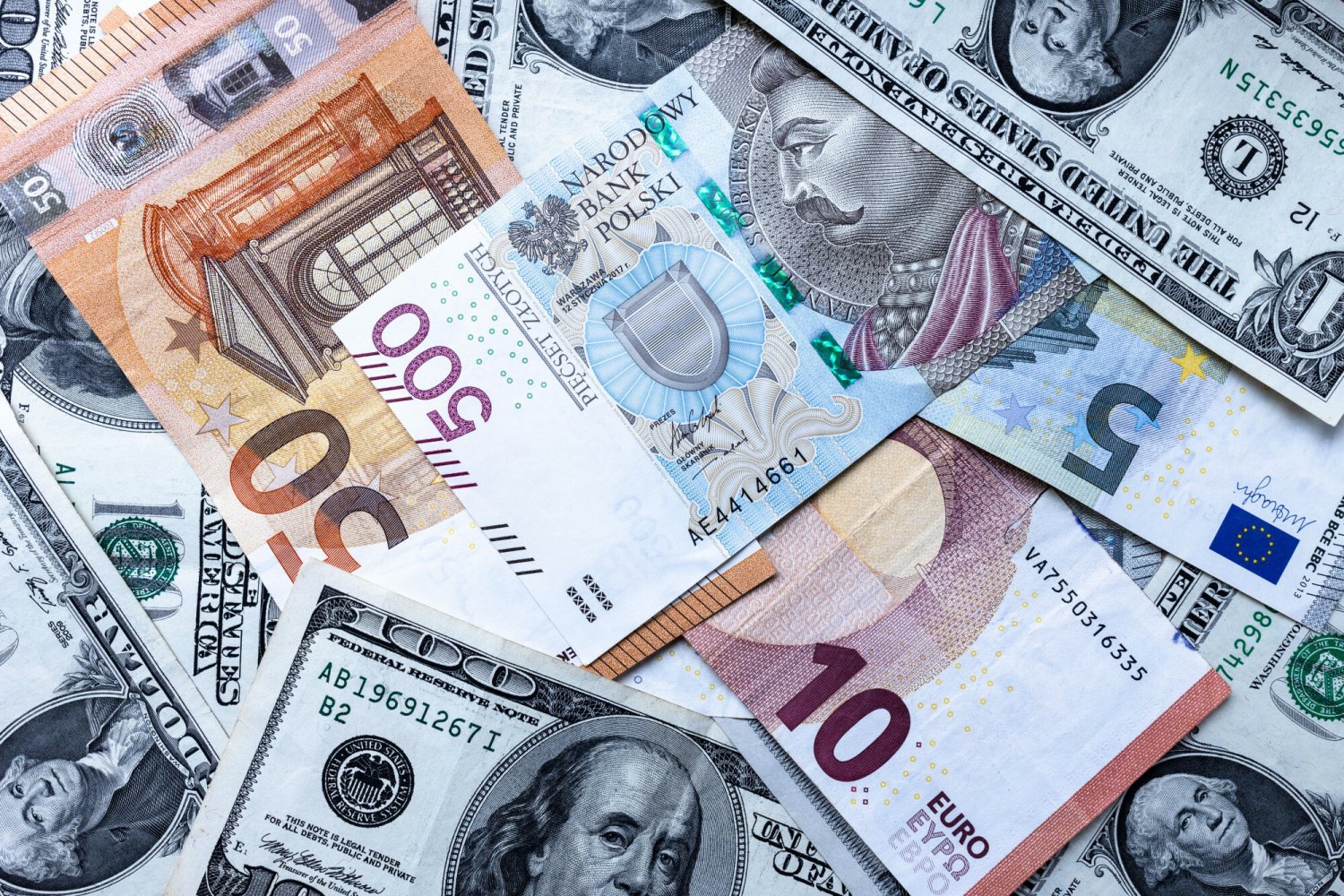 Wartość złotego spadła względem ważniejszych walut z wyjątkiem funta