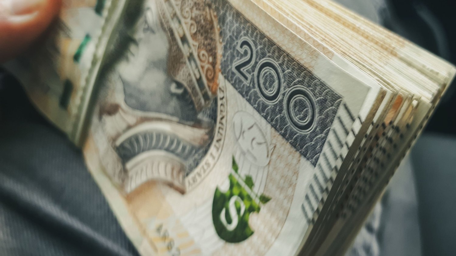 Banknoty 200-złotowe.