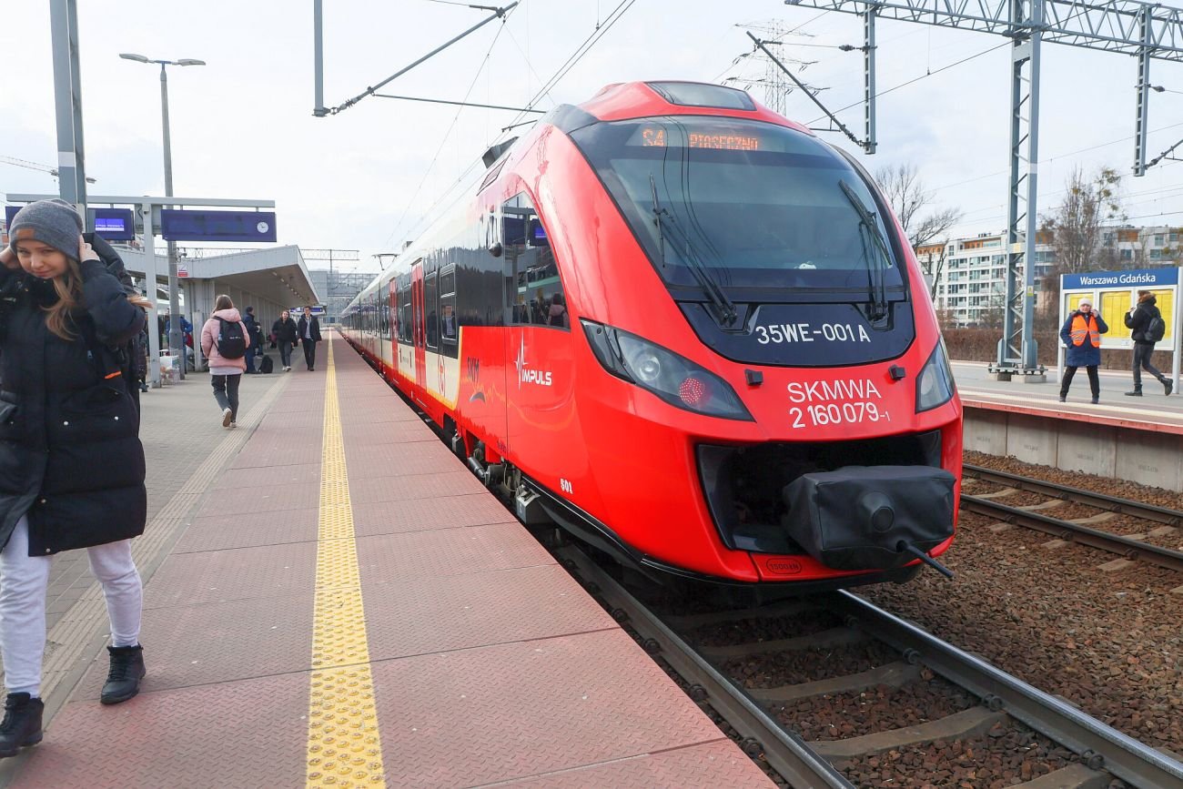 Nawet 45 minut po czasie na przystanki podjeżdżają pociągi Szybkiej Kolei Miejskiej.