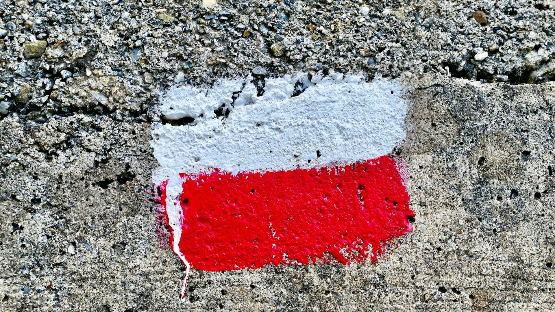 Polska flaga namalowana na murze. Polska jest najważniejszym partnerem handlowym Berlina.