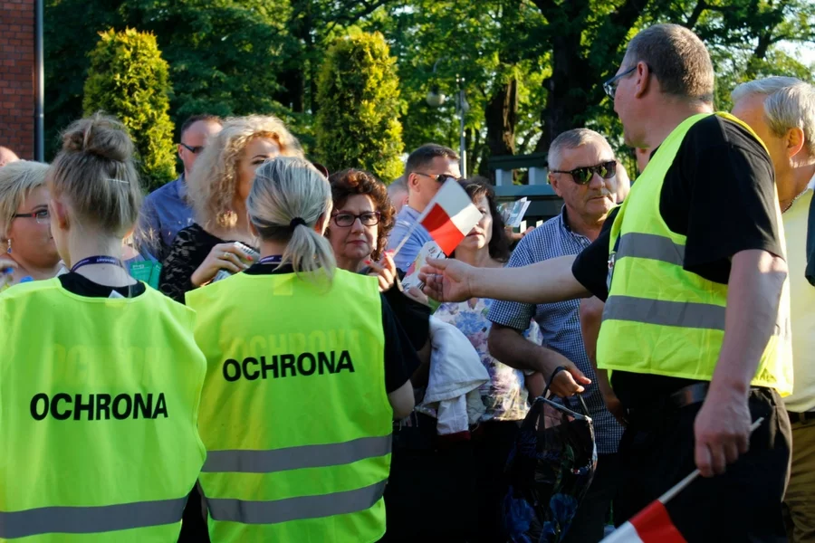 Przepychanki ochrony festiwalu z aktywistami KOD w 2016 r.