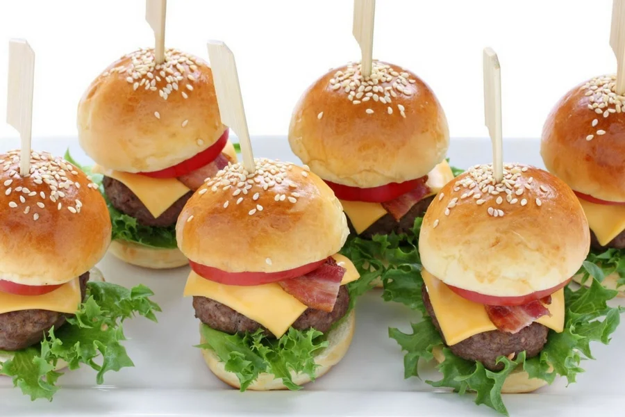 Miniburgery: hamburger na jeden kęs kosztuje "zaledwie" 5 zł za sztukę.