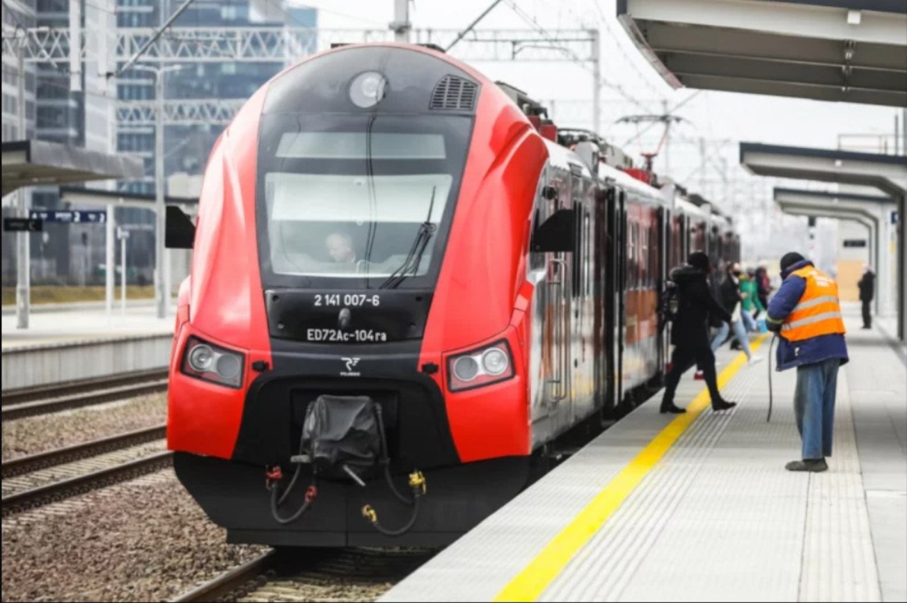 Remonty kolejowe mają być mniej uciążliwe dla pasażerów. PKP zastosuje nową strategię pociąg na peronie