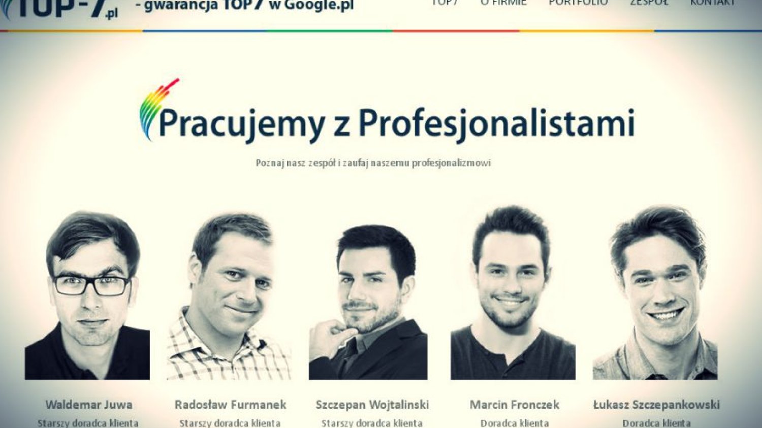 Zdjęcia prawdziwych i stokowych osób na stronie firmy.