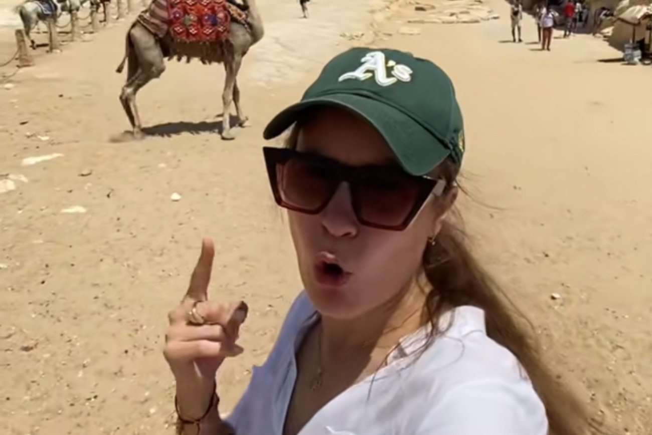 Turystka pod piramidami w Egipcie