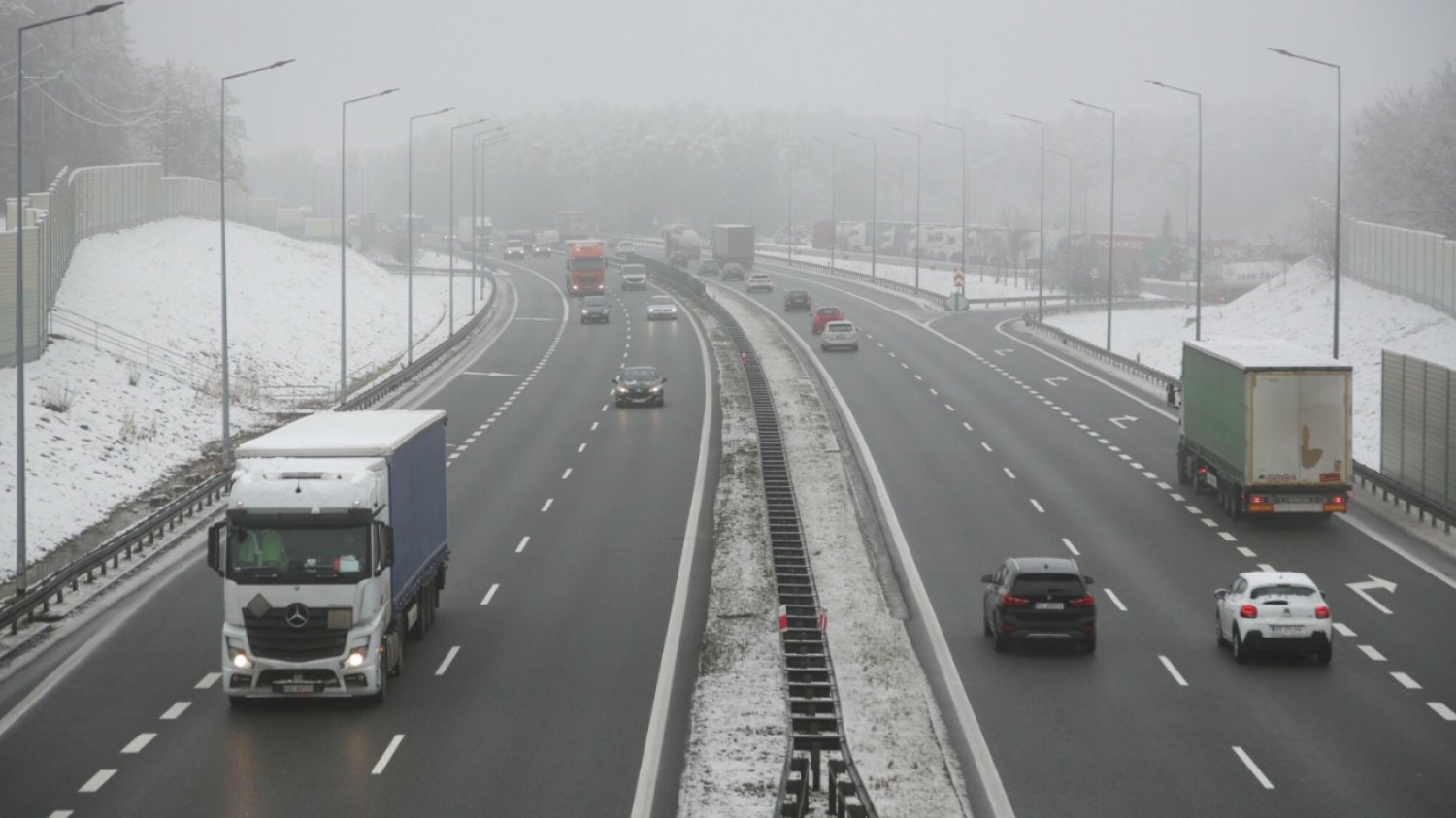 Autostrada, samochody, ciężarówki.