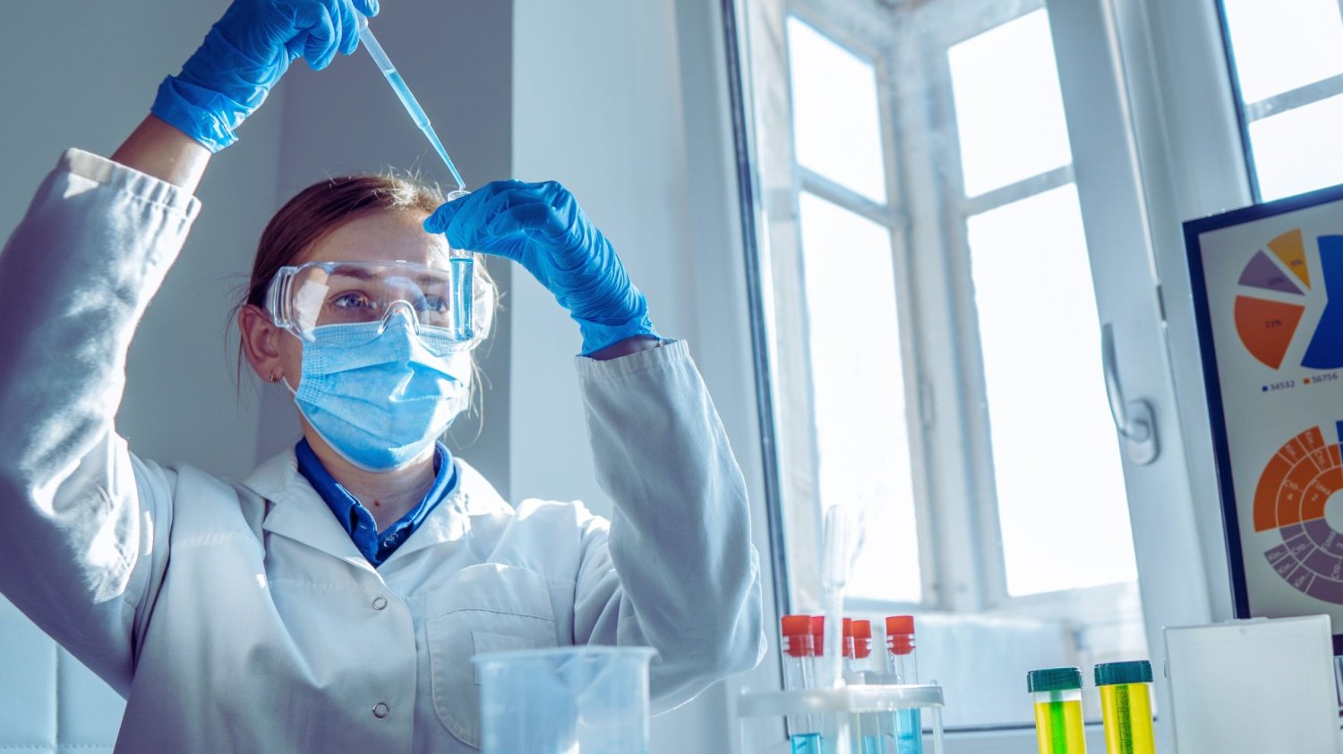 Kobieta w stroju chemika w labolatorium. Nowy ośrodek dla przemysłu chemicznego pod Szczecinem. Tu wykształcą się kadry dla Grupy Azoty