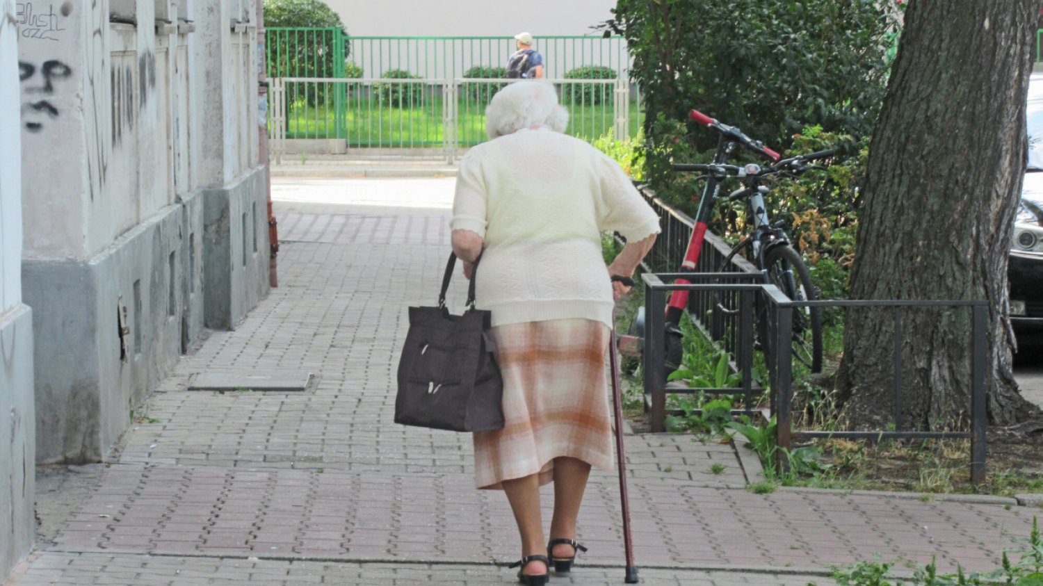 Według danych GUS Polacy i Polki żyją coraz dłużej