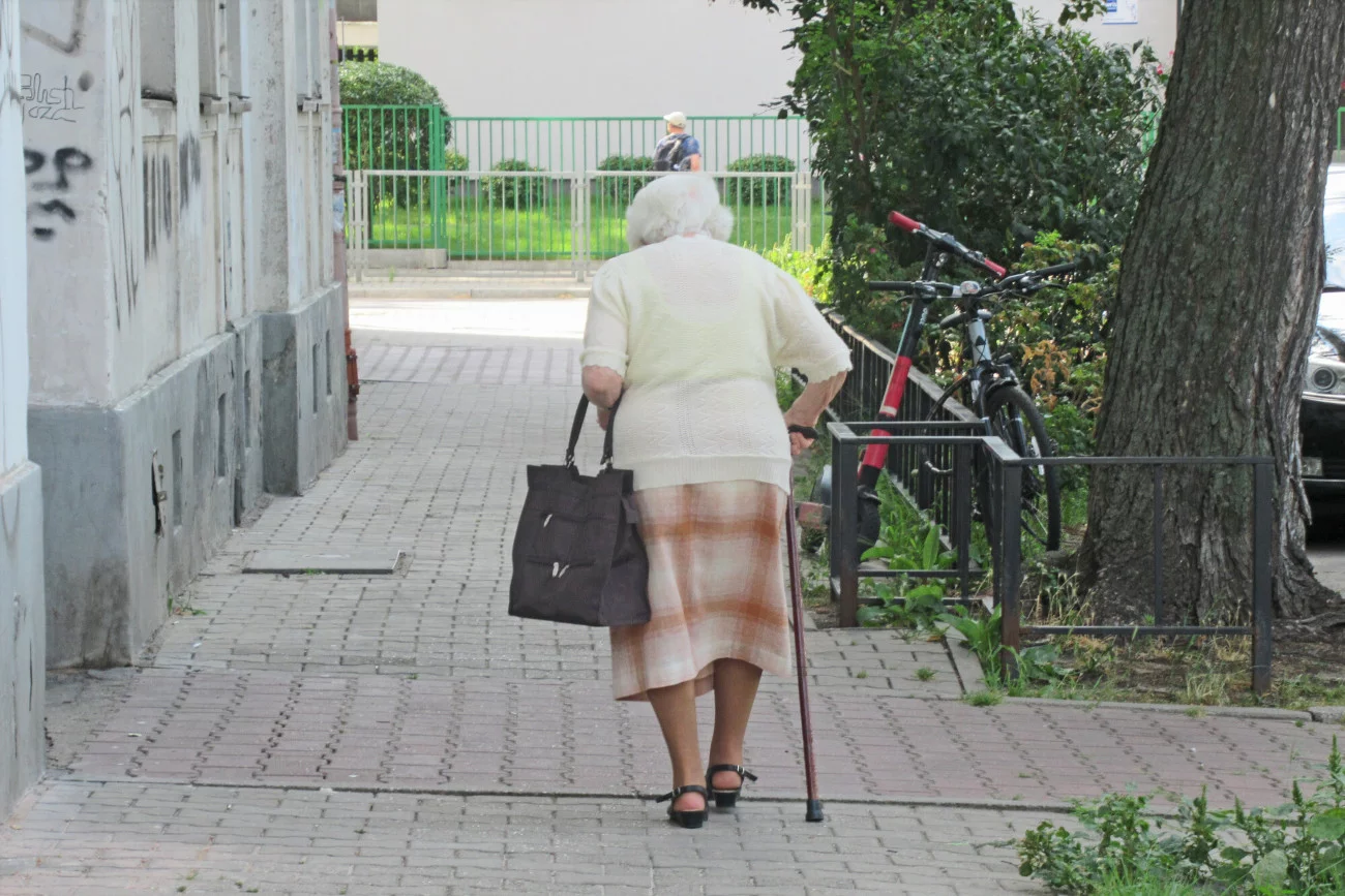 Według danych GUS Polacy i Polki żyją coraz dłużej