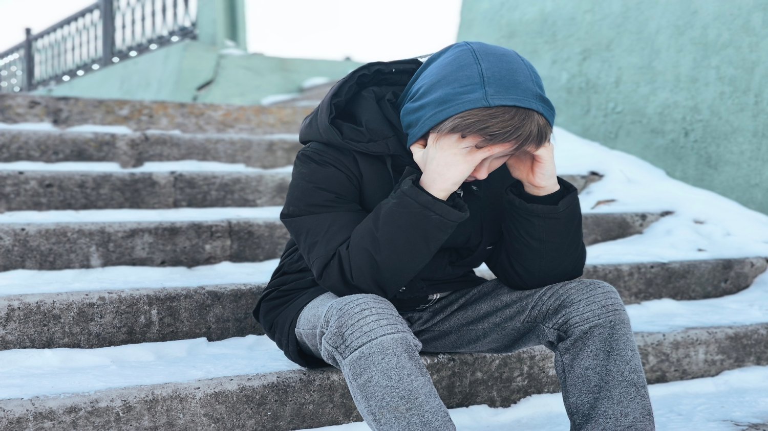 Stolica inwestuje w Młodą Warszawę. "Weź się w garść" wcale nie wystarcza Smutny nastolatek siedzący na dworcu na schodach. Wokół śnieg.