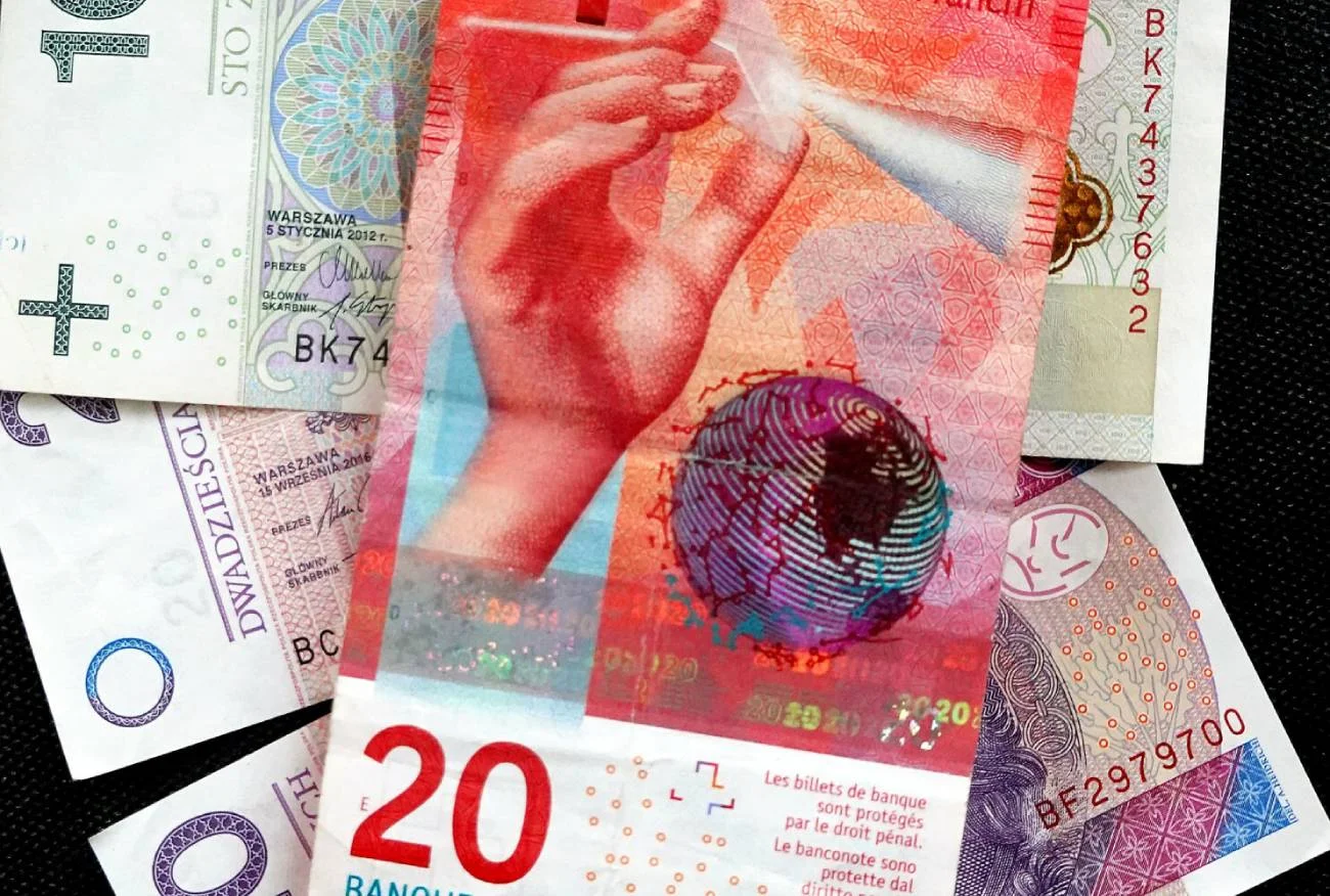 Ile kosztuje dolar, euro, frank i funt?
