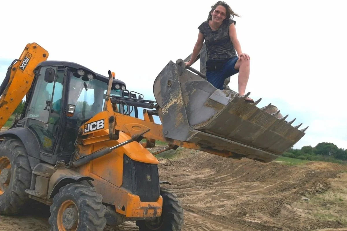 Podczas budowy toru dla monster trucków.