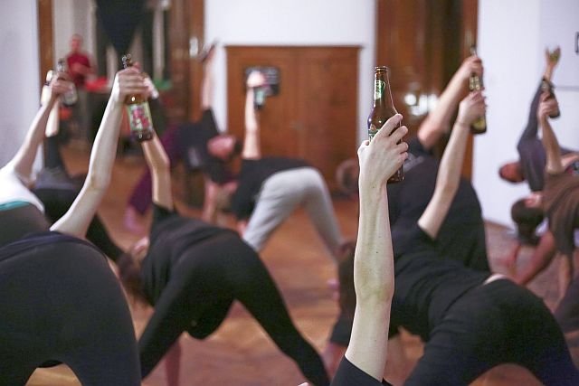 Uprawianie sportu i picie piwa mogą iść w parze. W Krakowie organizowane są np. zajęcia "beer yogi".