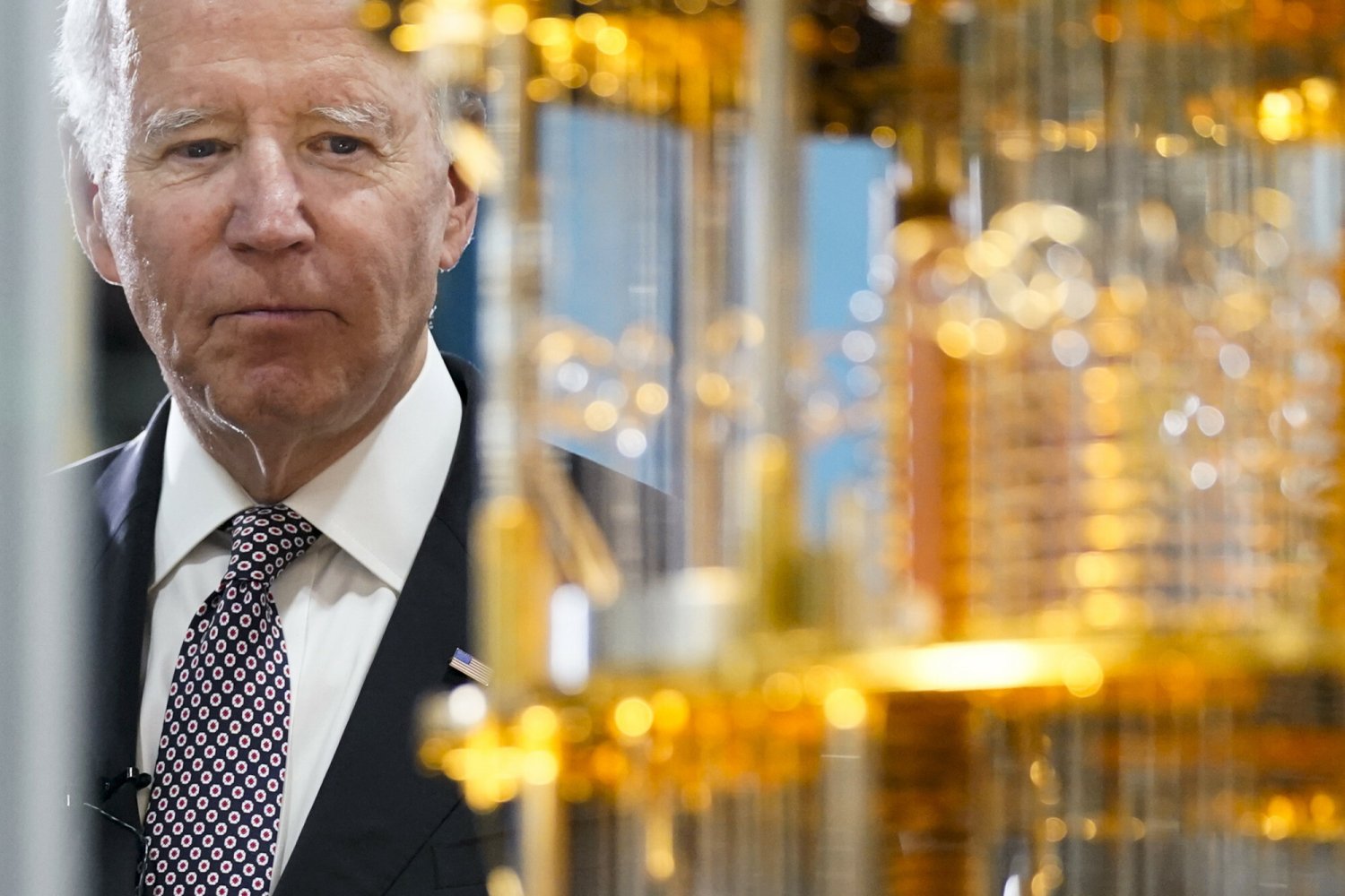Prezydent Joe Biden ogląda komputer kwantowy IBM.