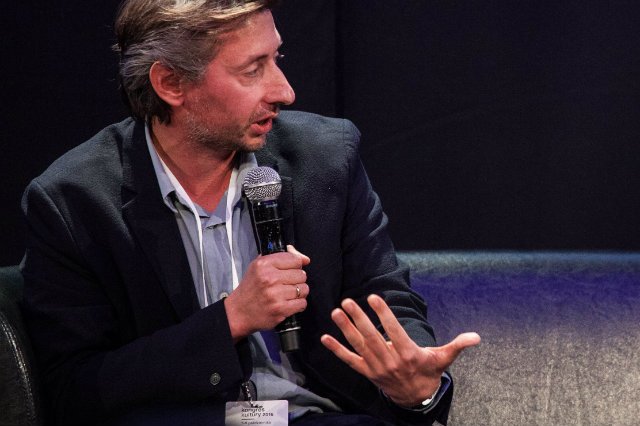 Dr Maciej Gdula, publicysta Krytyki Politycznej postuluje wprowadzenie 50 proc. podatku od najbogatszych i limitów na latanie samolotem do 15 tys. km rocznie