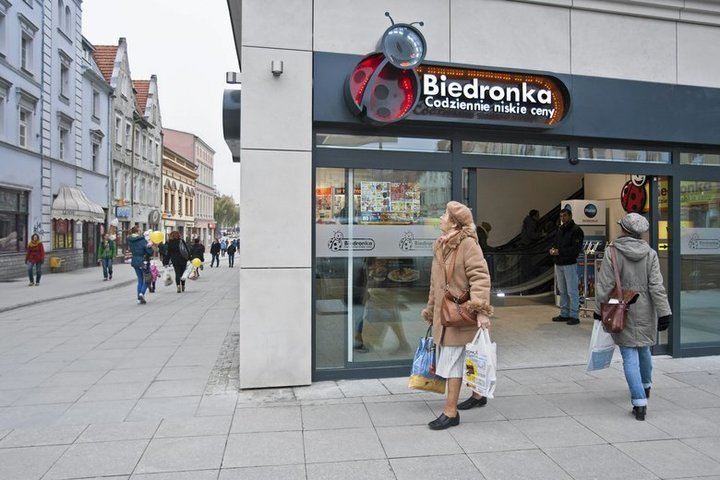 Biedronka i Tesco wprowadzają udogodnienia dla seniorów w dobie koronawirusa.