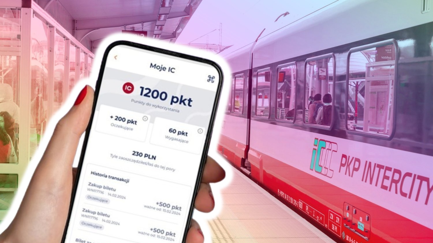 W PKP Intercity zgarniesz darmowe bilety. System nagród zmienia podróżowanie Stacja PKP. Pociąg Intercity. Ręka, która trzyma telefon z widoczną aplikacją Moje IC.