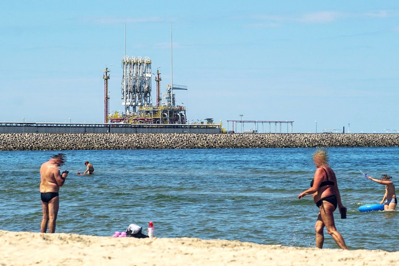 Plaża w okolicy świnoujskiego gazoportu świeciła ostatnio pustkami - wojewoda zamknął drogę do niej prowadzącą.