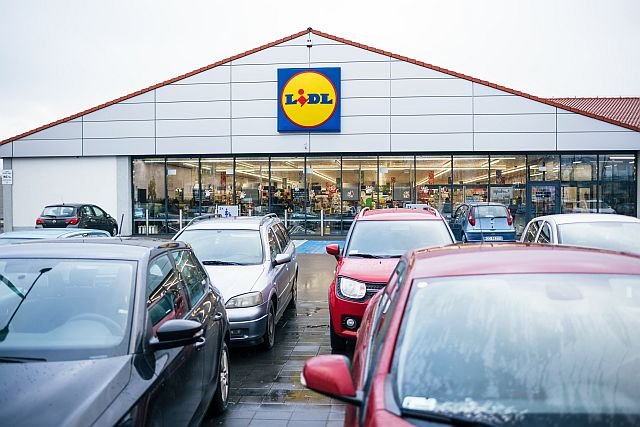 Coraz więcej dyskontów decyduje się na wprowadzenie płatności za parking. Godzina kosztuje 2 złote, ale kara za zbyt długie parkowanie może wynieść prawie stówę.