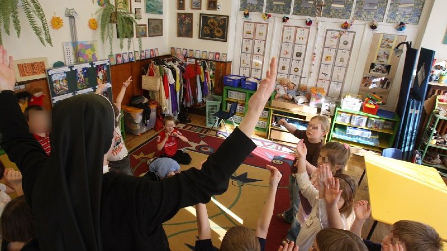 Działacze Młodej Lewicy uważają, że w Polsce przeznacza się o wiele za dużo publicznych pieniędzy na lekcje religii.