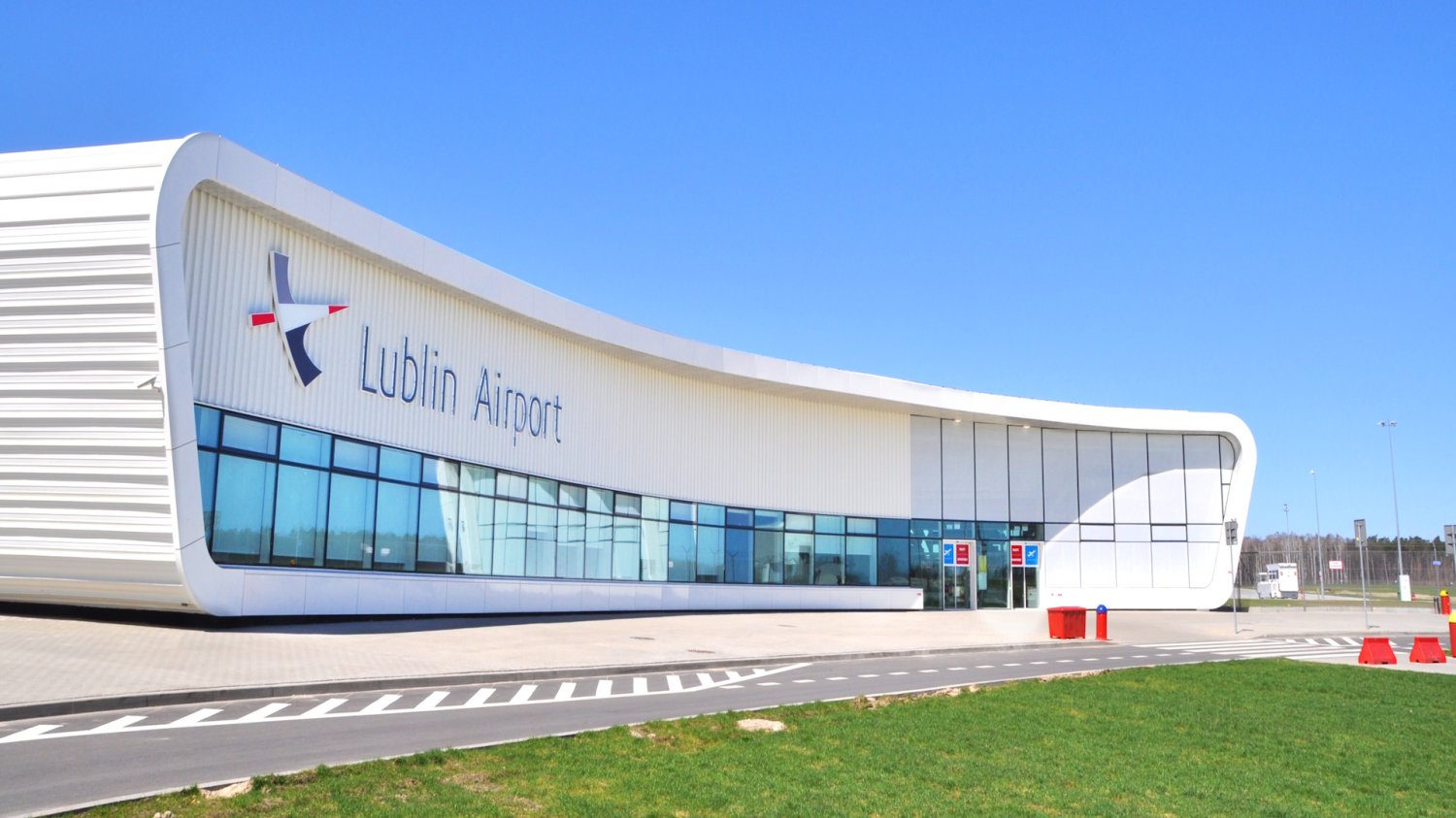 Rekordy na lotnisku w Lublinie. Ma być jeszcze lepiej Budynek Portu Lotniczego Lublin. Port Lotniczy Lublin kończy rok 2025 z rekordami. To nie koniec inwestycji.