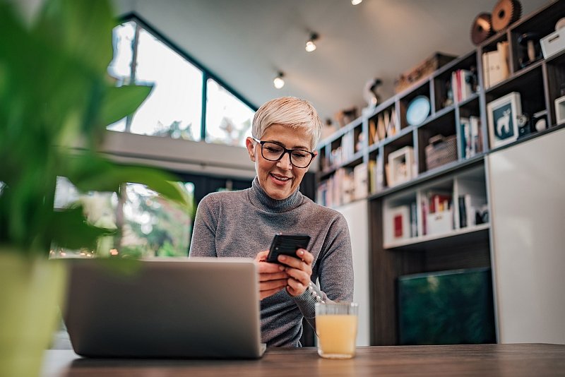 Faktoring to uzyskanie gotówki po sprzedaży towaru lub wykonaniu usługi dzięki środkom przekazanym przez faktora. Taka forma finansowania płynności finansowej pozwala zaradzić najczęstszym problemom, z jakimi zmagają się firmy w Polsce