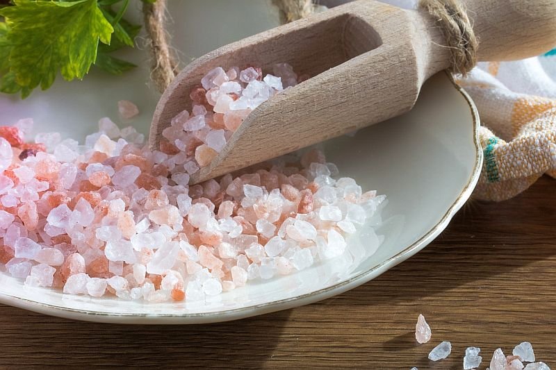 Czym różni się sól himalajska od zwykłej? Jest droższa. I na pewno nie pochodzi z Himalajów