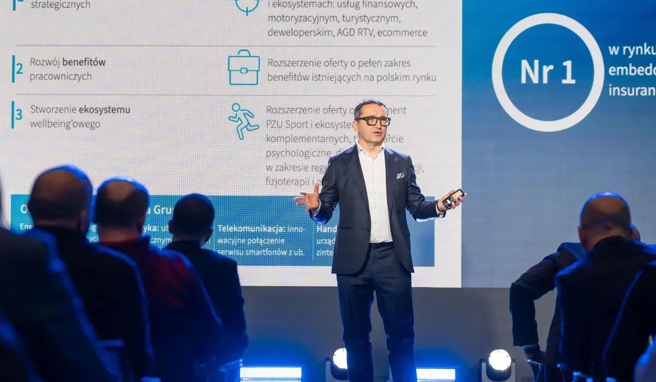 Prezes PZU Artur Olech prezentuje założenia nowej strategii firmy.