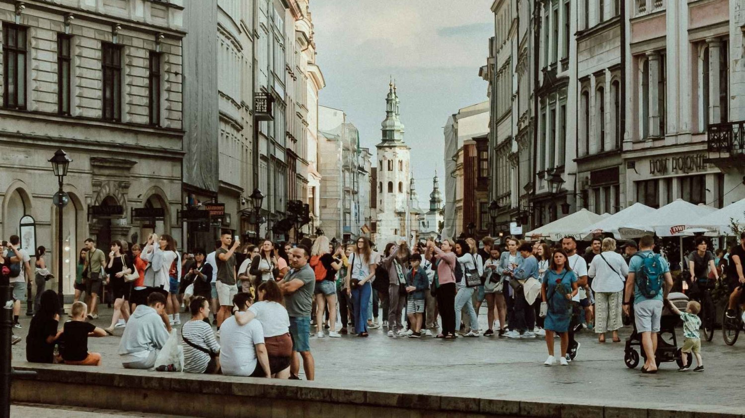 Coraz więcej turystów odwiedza Polskę.