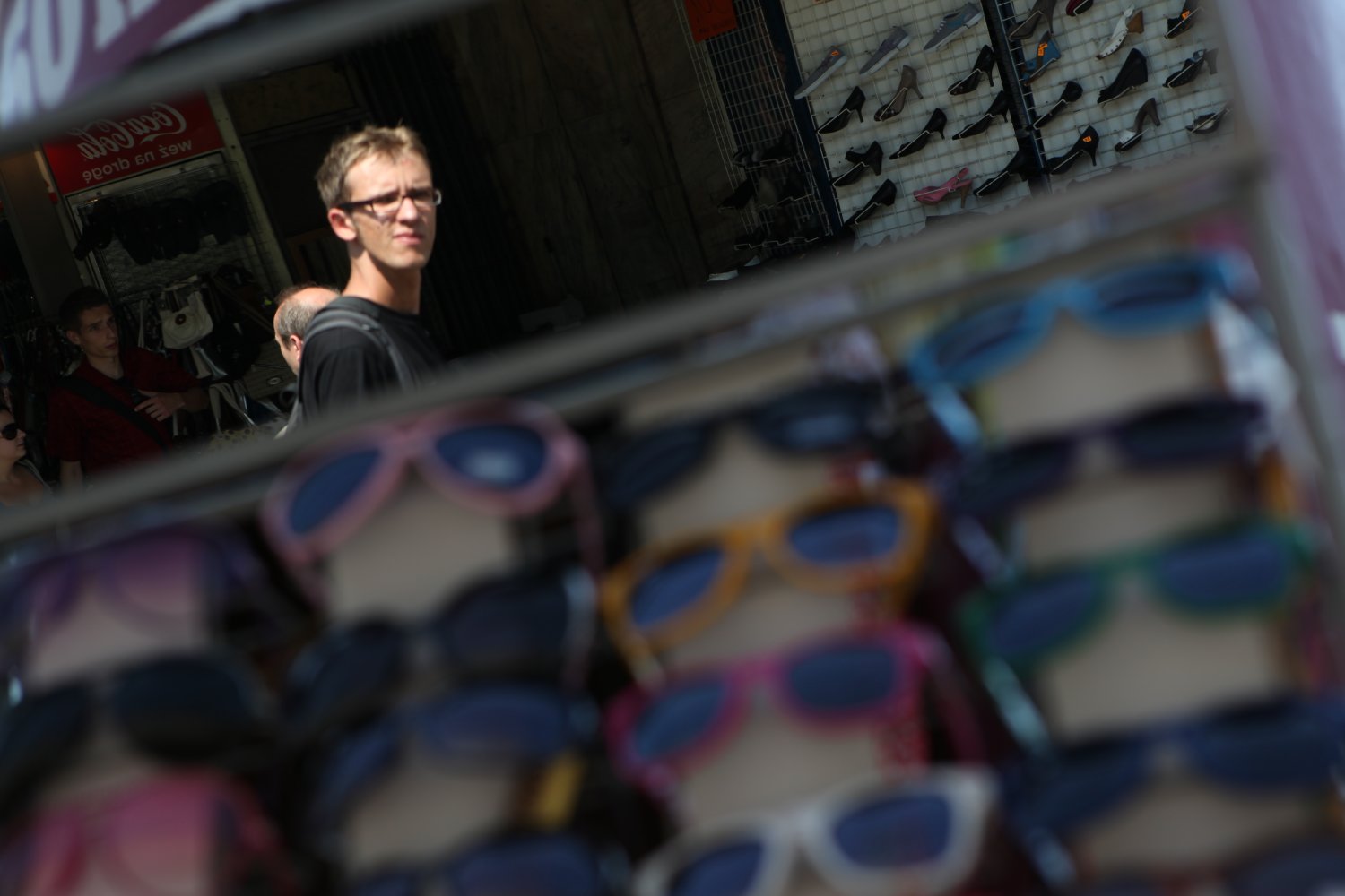 Moda się zmienia, w tym sezonie najmodniejsze mają być okulary przeciwsłoneczne w miniaturowych oprawkach.