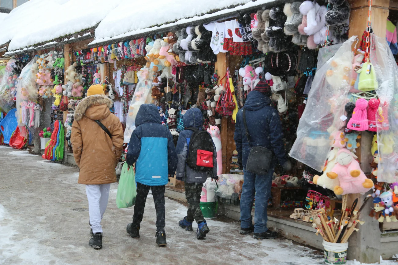 Turyści tłumnie odwiedzają Krupówki