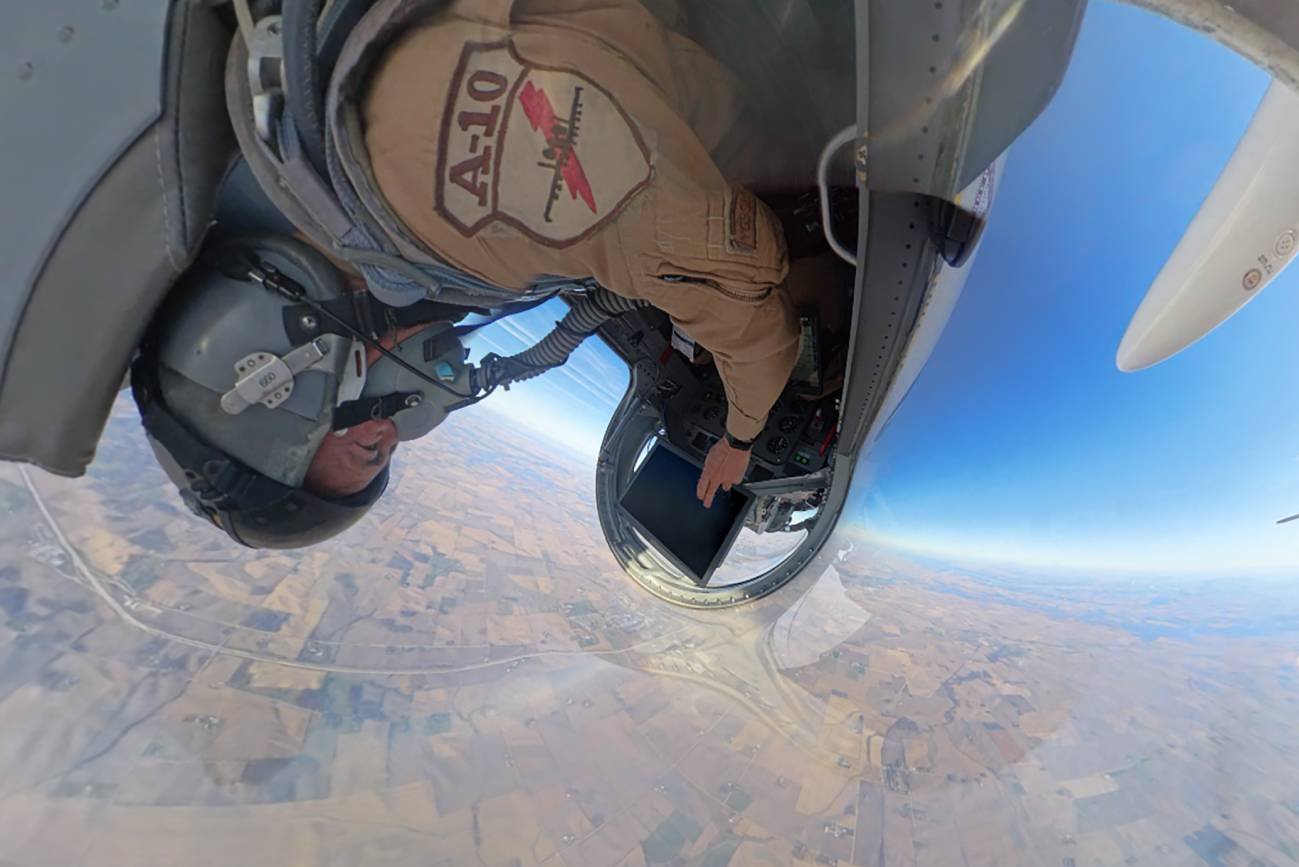 Pilot sterował samolotami wyposażonymi w sztuczną inteligencją za pomocą touchpada.