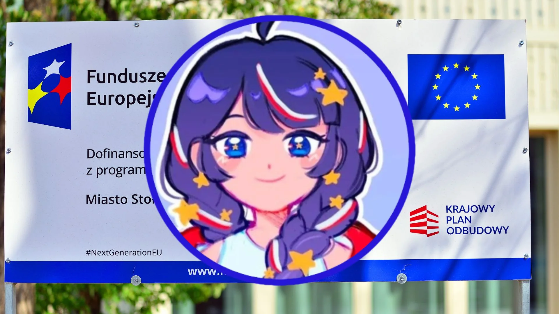 Fundusze Europejskie pokazały oficjalną maskotkę. Felicja już podbija serca Felicja Europejska na tle tablicy unijnej.