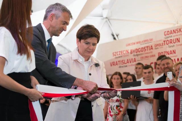 Premier Szydło lubi przecinać wstęgi. Tu podczas otwarcia wystawy "Pawilon Polski".