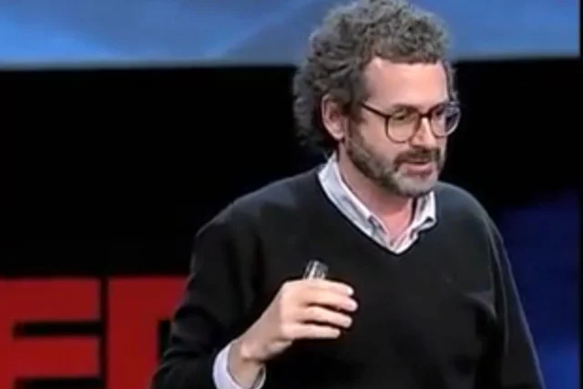 Twórca idei FabLabów Neil Gershenfeld podczas wykładu o rozwoju laboratoriów na świecie.