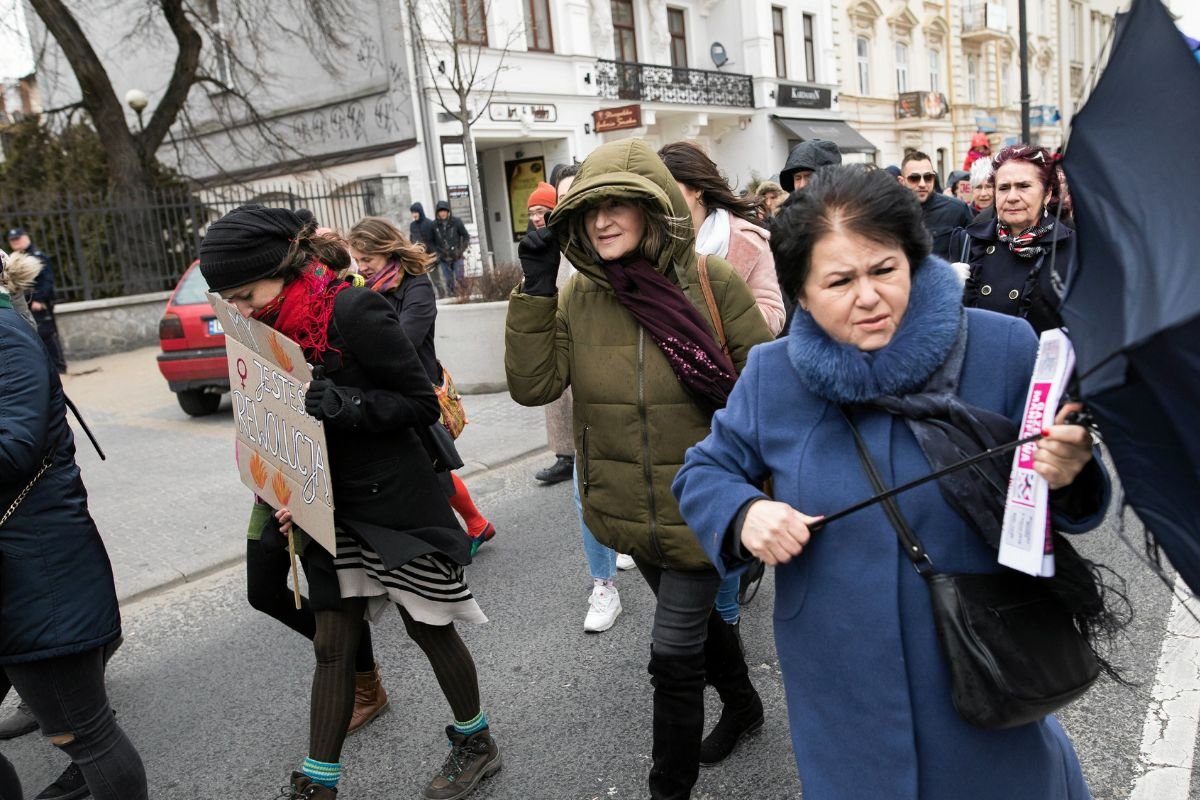 W Polsce 14 proc. osób zarabia najniższą krajową. Ponad połowę z nich stanowią kobiety.