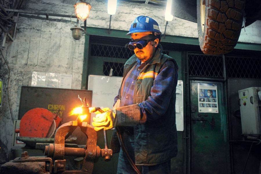 Z lakonicznego komunikatu ABW wynika, że Agencja zarzuca szefom KGHM działanie na szkodę firmy.