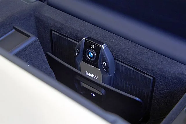 Kluczyk od BMW 750 Li - tak się go ładuje