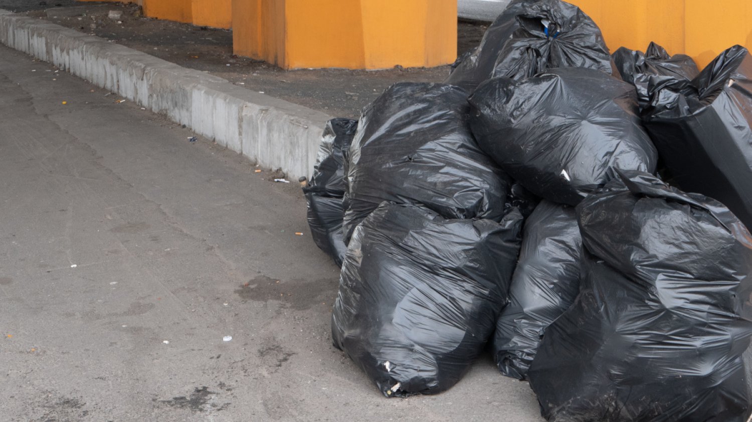 Zmiany w przepisach o wywozie odpadów miały być wycelowane w mafię śmieciową. Faktycznie uderzą w uczciwe firmy i konsumentów